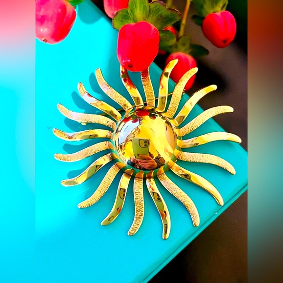Vintage Jewelry - 🦋Vintage Gold Sunburst Brooch